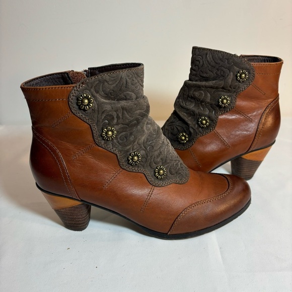 L’ARTISTE Sz 40 Belgarde Booties Embossed Suede and Smooth Leather Stacked Heel - Picture 2 of 12